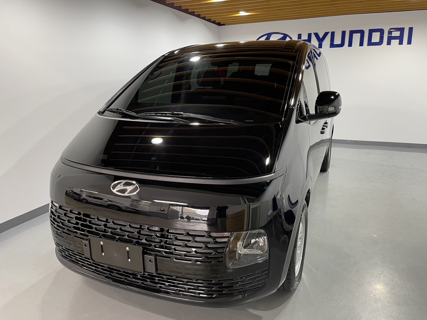 Hyundai Staria(9人座) - 傑運租車